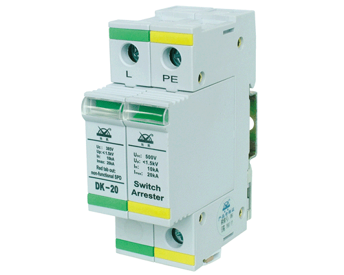 介紹: 本產(chǎn)品適用防雷區(qū)域：LPZO區(qū)與LPZ1區(qū)交界處（B級(jí)/Ⅳ類）電源線路的 雷電浪涌防護(hù)。 (1)適用于雷電防護(hù)等級(jí)為A級(jí)的電子信息系統(tǒng)電源第一級(jí)雷電浪涌防護(hù)； (2)模塊化設(shè)計(jì)，密封性好，安裝接線方便； (3)采用了“3+1”電路結(jié)構(gòu)，適用于TT系統(tǒng)； (4)采用溫控?cái)嗦芳夹g(shù)，內(nèi)置過(guò)流保護(hù)電路，徹底避免火險(xiǎn)； (5)具有工作指示、遙信接口及劣化告警指示功能，綠色（正常），紅色（失效）； (6)具有防塵、防腐、防爆、阻燃等功能； (7)高能量SPD、通流量大、漏流小，特別適用于惡劣的雷電環(huán)境。   產(chǎn)品的安裝與應(yīng)用：  （1）保護(hù)器應(yīng)用于主配電系統(tǒng)電源第一級(jí)雷電防護(hù)，并聯(lián)安裝在建筑物總配電柜或配電箱的電源進(jìn)線端，可采用凱文連接方式； （2）適用于3+1/1+1接線模式下配電箱及重要設(shè)備配電箱； （3）適用于交流配電設(shè)備的防雷保護(hù)，如：通信、電視廣播、計(jì)算機(jī)房、自動(dòng)控制、機(jī)電設(shè)備及所有配電設(shè)備的雷電浪涌保護(hù)； （4）適于室內(nèi)運(yùn)行，如安裝在室外時(shí)，必須加裝防水外殼； （5）所有接線必須牢固及可靠電氣聯(lián)接； （6）防雷接地應(yīng)符合防雷規(guī)范要求，接地線盡可能粗短且接地電阻應(yīng)小于10Ω。